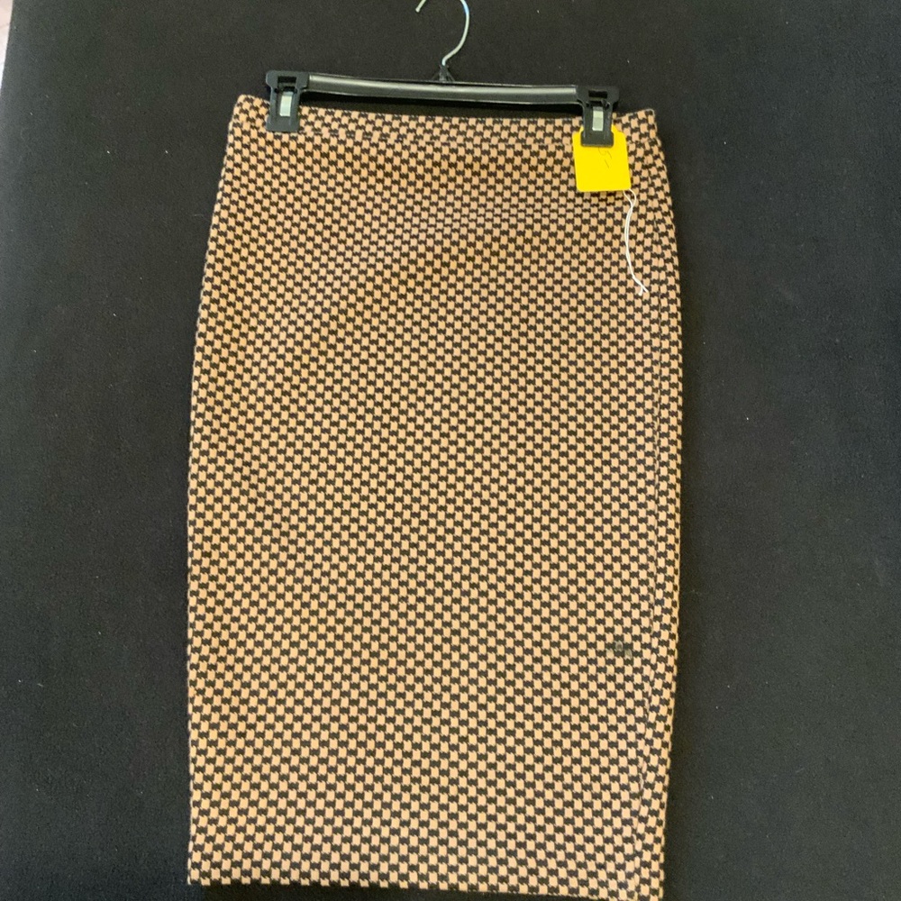 Blk/tan checkered pencil skirt, stretch. Size ex
